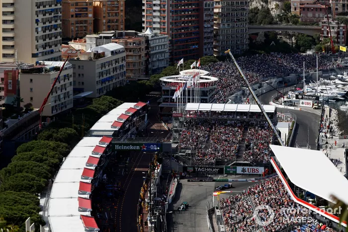 Lewis Hamilton, Mercedes W13, Esteban Ocon, Alpine A522