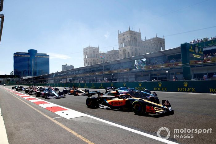 Arrancada Lando Norris, McLaren MCL36, Fernando Alonso, Alpine A522, Daniel Ricciardo, McLaren MCL36