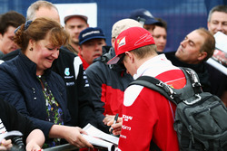 Kimi Raikkonen, Ferrari signs autographs for the fans