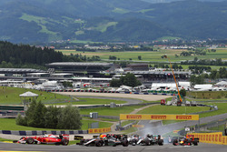 Kimi Raikkonen, Ferrari SF16-H precede Nico Hulkenberg, Sahara Force India F1 VJM09 alla partenza