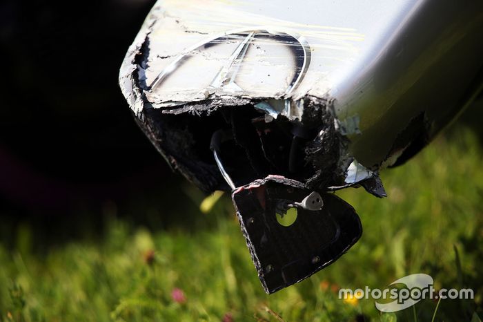 O estado do bico da Mercedes.