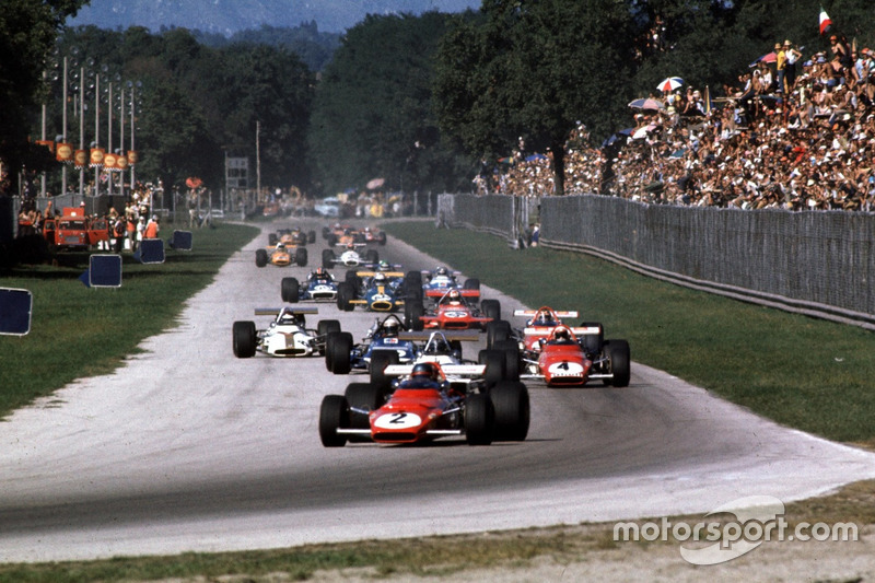 Jacky Ickx, Ferrari 312B devant Pedro Rodriguez, BRM, Clay Regazzoni, Ferrari 312B et le reste du peloton dans la Parabolique