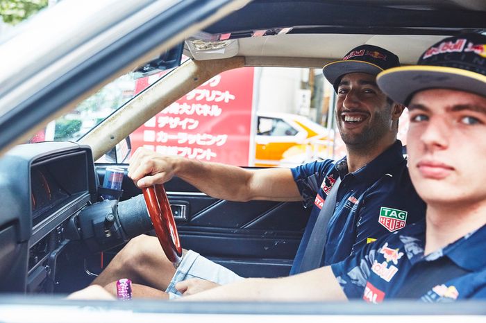 Daniel Ricciardo y Max Verstappen, Red Bull Racing conducen alrededor de Tokio en un coche de Bosozuko