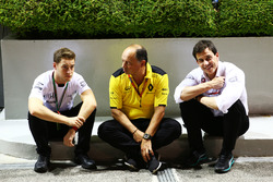 (L n. R): Stoffel Vandoorne, McLaren Test- und Reservefahrer mit Frederic Vasseur, Renault Sport F1