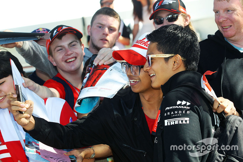 Rio Haryanto, Manor Racing signs autographs for the fans