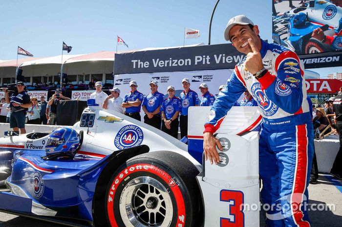 Ganador de la pole Helio Castroneves, Team Penske Chevrolet