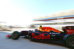 Max Verstappen, Red Bull Racing RB12 en un pit stop