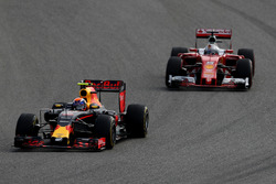 Max Verstappen, Red Bull Racing RB12 , Sebastian Vettel, Ferrari SF16-H
