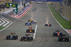 Arrancada: Sergio Pérez, Sahara Force India F1 VJM09, Carlos Sainz Jr., Scuderia Toro Rosso STR11 y Stoffel Vandoorne, McLaren MP4-31