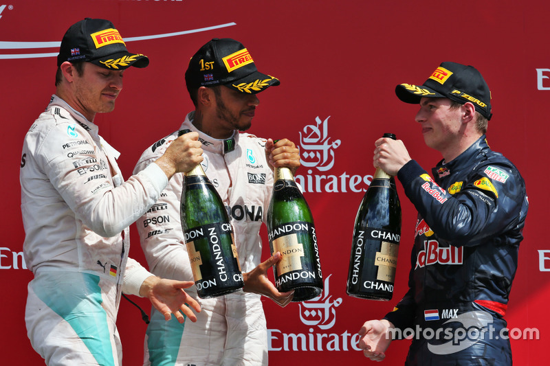 Het podium: Nico Rosberg, Mercedes AMG F1, tweede; Lewis Hamilton, Mercedes AMG F1, winnaar; Max Ver