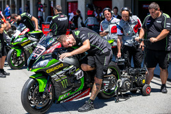 Les motos en dehors des stands avant le départ