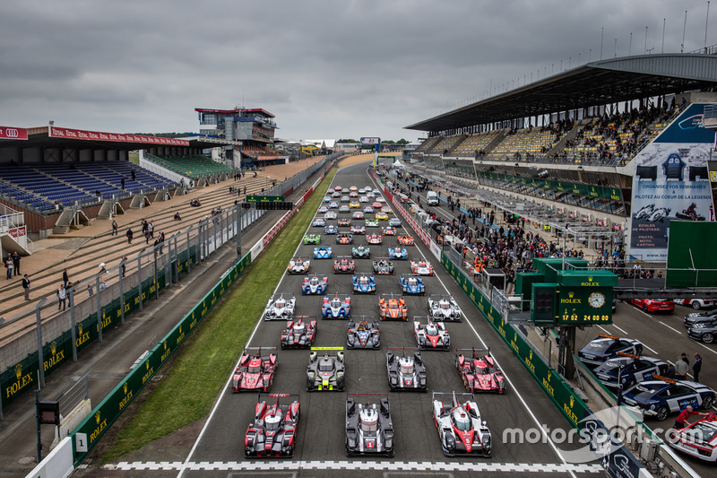 La sesión de fotos tradicional de los coches de Le Mans