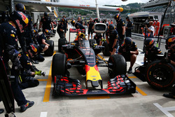 Daniel Ricciardo, Red Bull Racing RB12 mit dem Aeroscreen in der Box