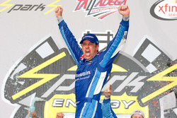 Ganador de la carrera Elliott Sadler, JR Motorsports Chevrolet