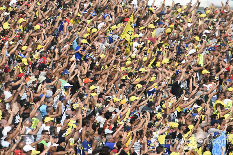 Des fans de Valentino Rossi, Yamaha Factory Racing
