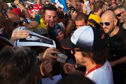 Fernando Alonso, McLaren, gibt Autogramme