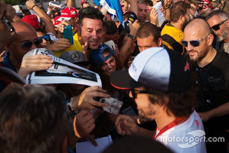 Fernando Alonso, McLaren signs autographs for the fans