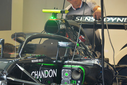 McLaren MP4-31 met halo cockpitbescherming