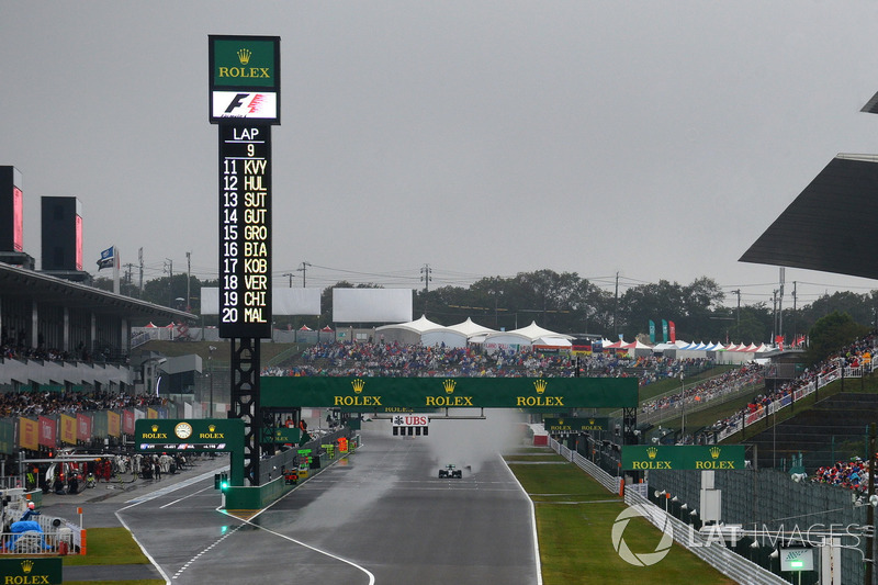  Nico Rosberg, Mercedes AMG F1 W05 precede Lewis Hamilton, Mercedes AMG F1 W05 alla partenza