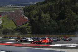 Lewis Hamilton, Mercedes-AMG F1 W09 y Kimi Raikkonen, Ferrari SF71H batalla al inicio