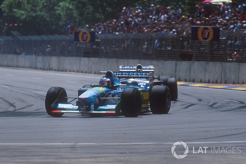 Michael Schumacher, Benetton B194 Ford voor Damon Hill, Nigel Mansell, Williams FW16B Renault