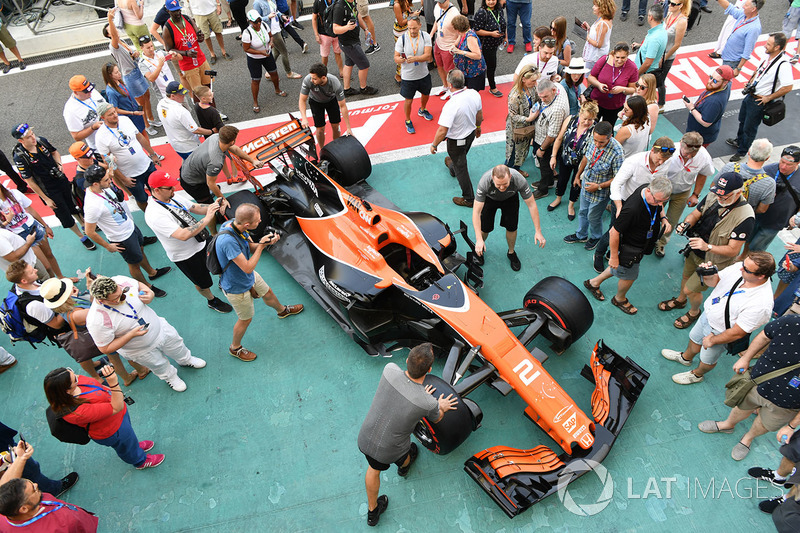 Автомобиль McLaren MCL32 и болельщики