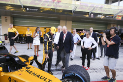 Alain Prost avec Juan Carlos, l'ancien Roi d'Espagne, près du garage Renault