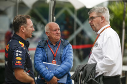 Christian Horner, jefe de equipo de carreras de Red Bull con Dieter Rencken, periodista y Ross Brawn
