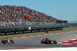 Max Verstappen, Red Bull Racing RB13 en Esteban Ocon, Sahara Force India VJM10 vechten om een plek