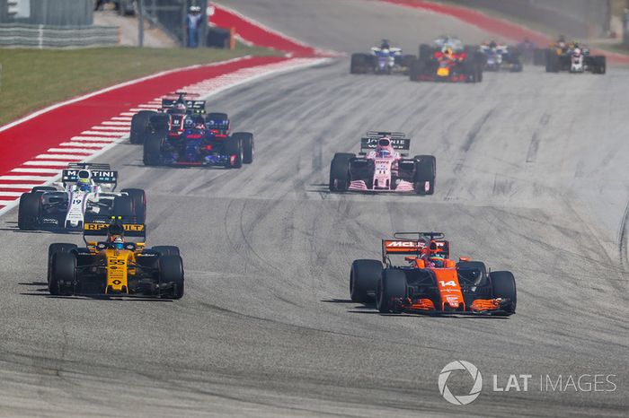 Carlos Sainz Jr., Renault Sport F1 Team RS17 y Fernando Alonso, McLaren MCL32