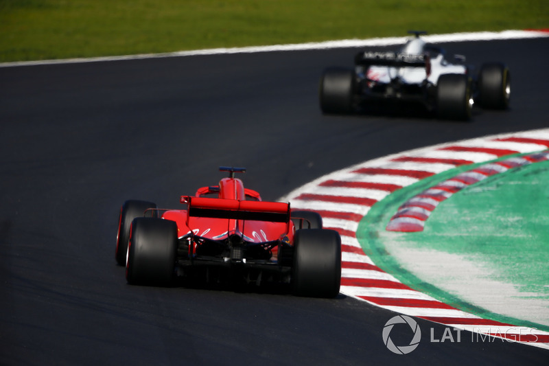 Romain Grosjean, Haas F1 Team VF-18, Kimi Raikkonen, Ferrari SF71H