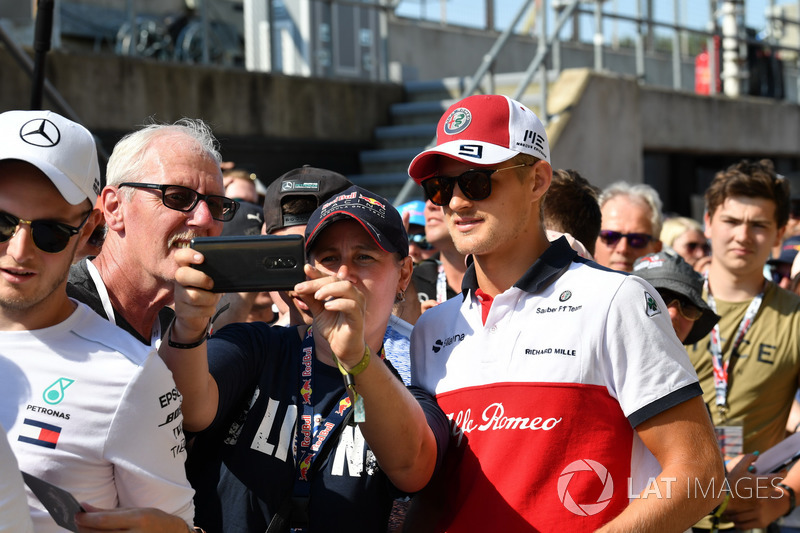 Marcus Ericsson, Sauber, con dei tifosi