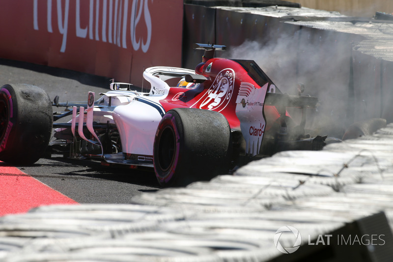 Marcus Ericsson, Sauber C37 crashes in FP1 and catches fire