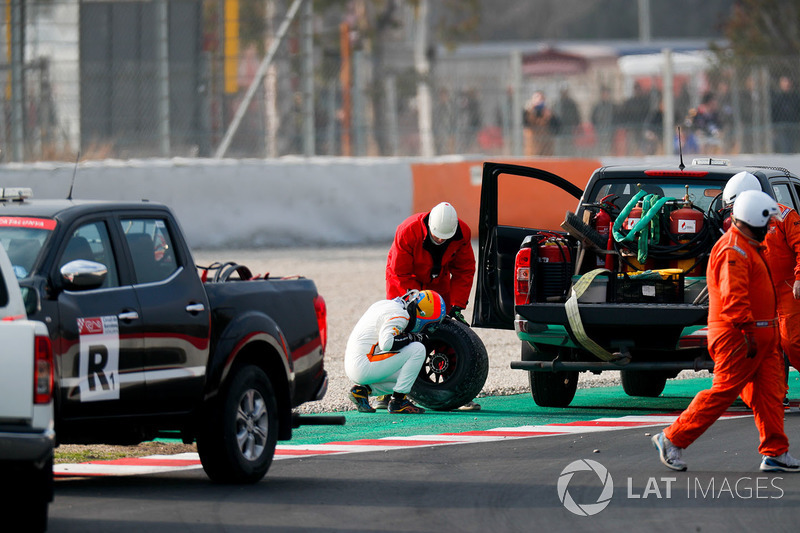 Fernando Alonso, McLaren MCL33, inspects his rear wheel