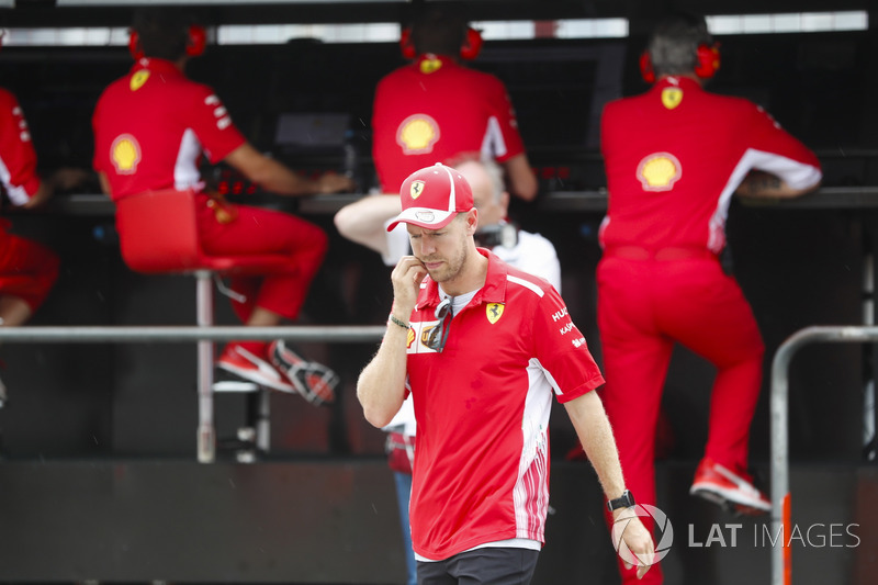 Sebastian Vettel, Ferrari, habla con Maurizio Arrivabene, Team Principal, Ferrari, y Jock Clear, Engineering Director, Ferrari tras su accidente
