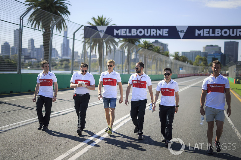 Marcus Ericsson, Alfa Romeo Sauber F1 Team, cammina lungo il circuito