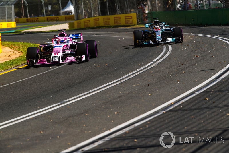 Sergio Perez, Force India VJM11 et Lewis Hamilton, Mercedes-AMG F1 W09