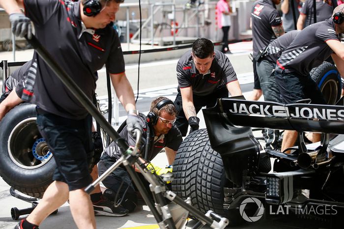 Mecánico de Haas durante la práctica de un pit stop