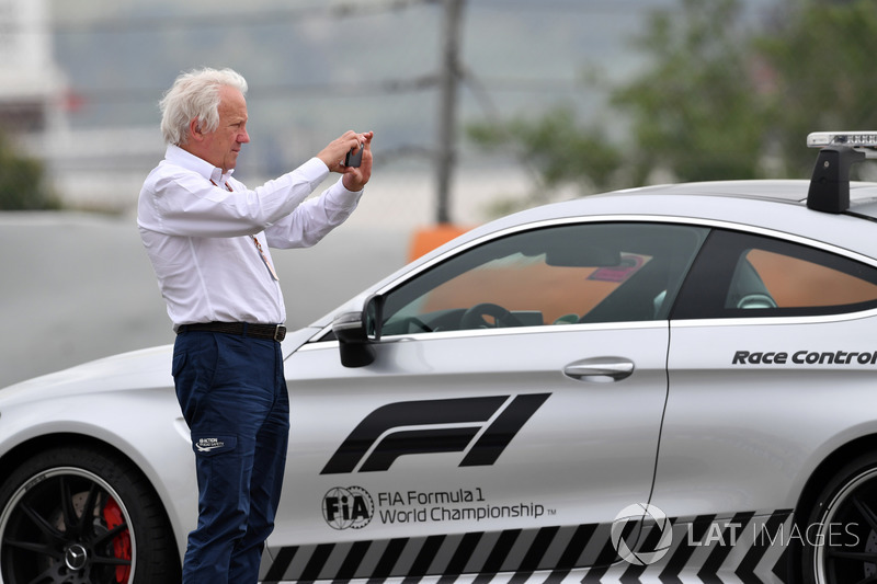 Charlie Whiting, Delegado de la FIA observa la escena del accidente de Brendon Hartley, Scuderia Toro Rosso STR13 en PL3