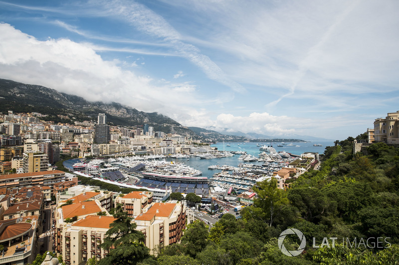 Una vista panorámica de la pista y el puerto