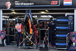 Los mecánicos de Red Bull Racing trabajan en el automóvil de Max Verstappen, Red Bull Racing RB14