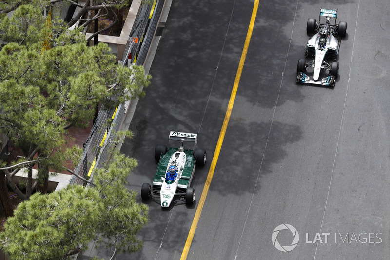 Keke Rosberg, Campione del Mondo 1982, e il figlio Nico Rosberg, Campione del Mondo 2016, fanno un giro del circuito al volante delle loro monoposto iridate
