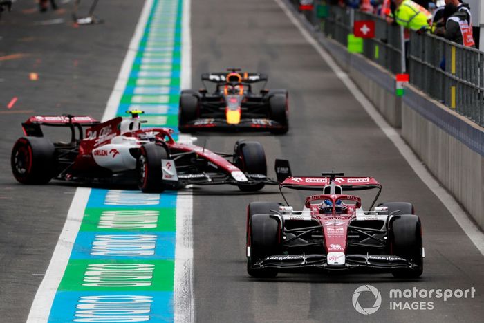 Valtteri Bottas, Alfa Romeo C42, Zhou Guanyu, Alfa Romeo C42, Max Verstappen, Red Bull Racing RB18, en boxes