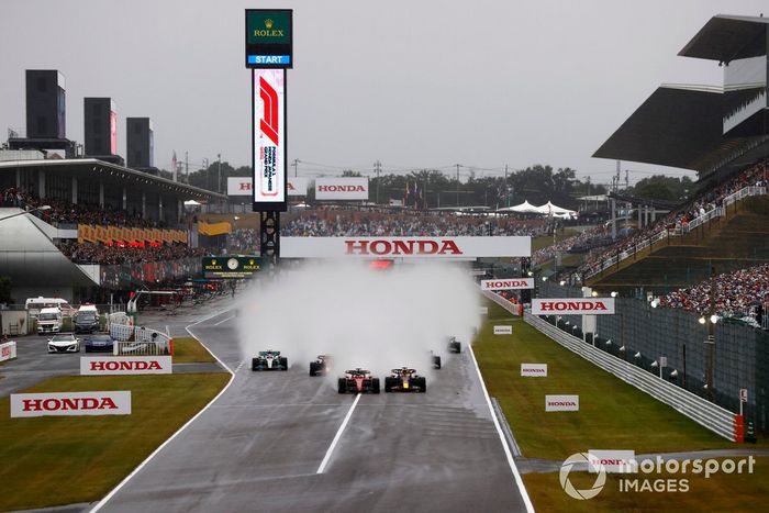 Max Verstappen, Red Bull Racing RB18, lucha con Charles Leclerc, Ferrari F1-75