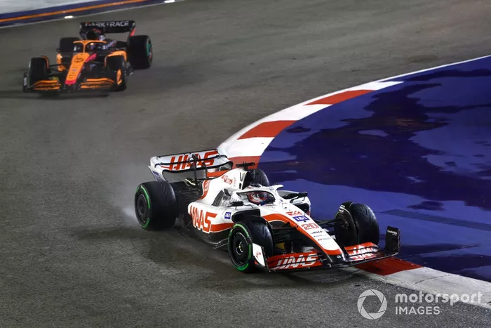 Kevin Magnussen, Haas VF-22, Daniel Ricciardo, McLaren MCL36