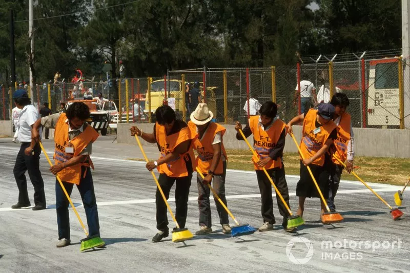 Los comisarios limpiando la pista