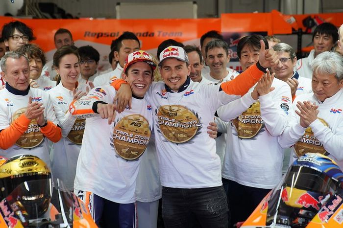 Marc Márquez, Repsol Honda Team, Jorge Lorenzo, Repsol Honda Team celebran con el equipo
