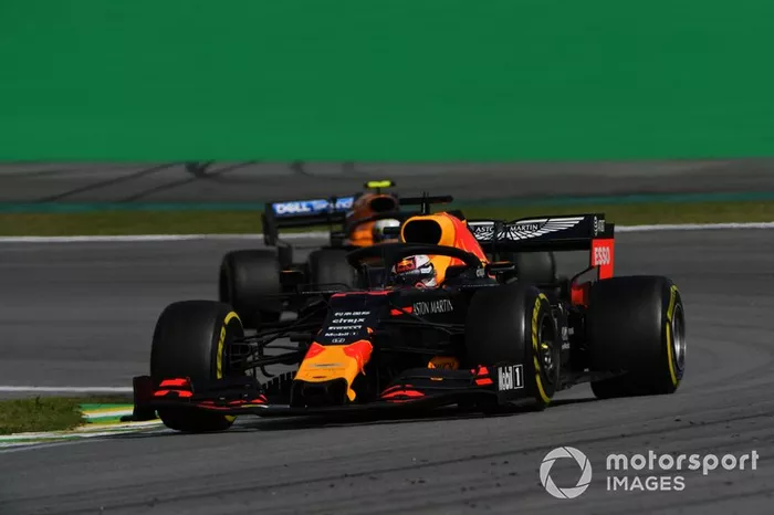 Max Verstappen, Red Bull Racing RB15, precede Lando Norris, McLaren MCL34