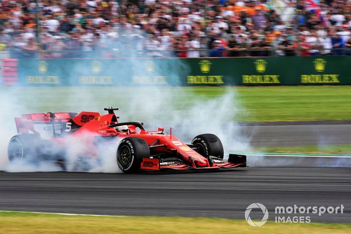 Pasa las fotos y recuerda la secuencia del accidente de Vettel contra Verstappen en Silverstone