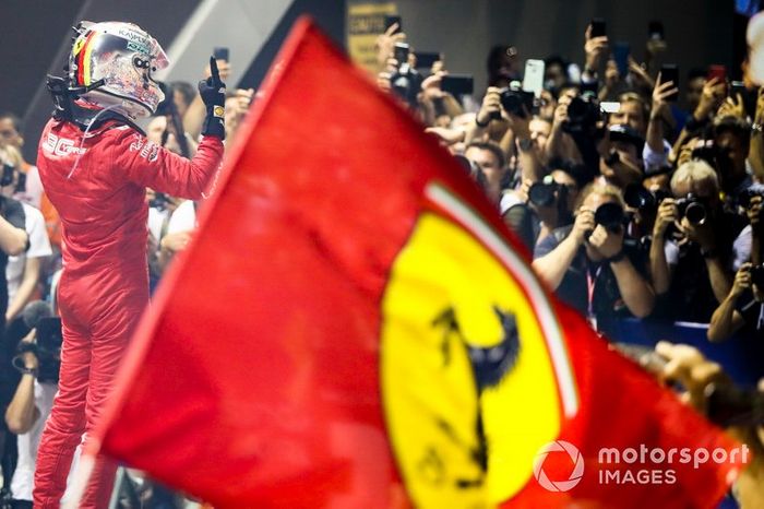 El ganador de la carrera Sebastian Vettel, Ferrari celebra en el Parc Ferme 